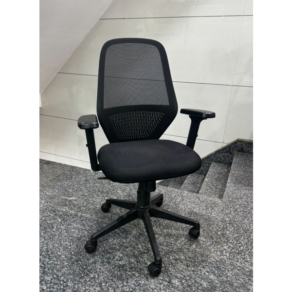 Classic Adjustable Arm Mesh Office Chair: Comfort Meets Style