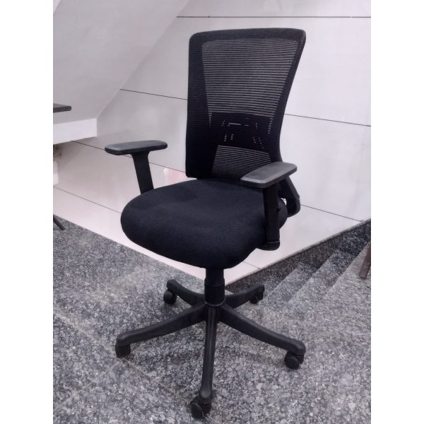 Heavy Chrome Base Office Mesh Chair: Comfort Meets Style